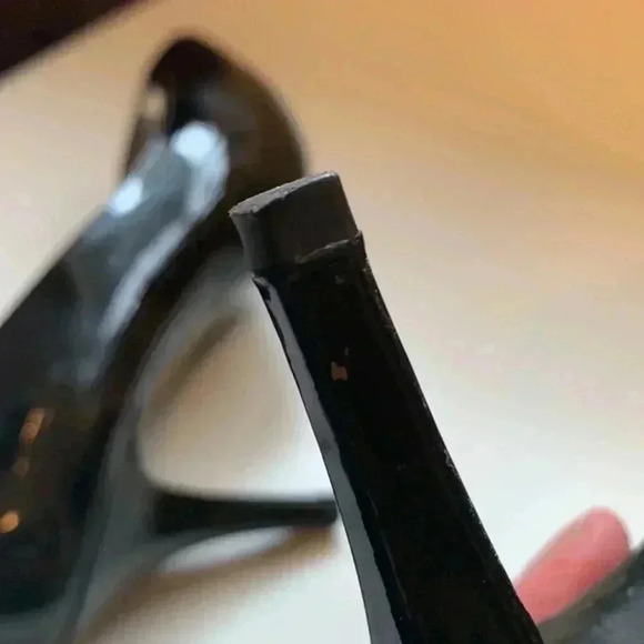 Michael Kors, peep toe patent leather shoe, 3” heel and a 1” hidden pla… - Picture 5 of 12